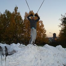 st&aring;r p&aring; en sn&ouml;h&ouml;g utanf&ouml;r en hockeyhall =). Foto: David Martinsson. &Aring;kare: Filip Giselsson.