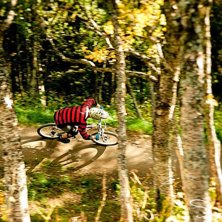 Kristian k&ouml;r s&aring; det ryker genom en f&auml;rgsprakand. Foto: Simon Sj&ouml;r&eacute;n - www.sjoren.se. &Aring;kare: Kristian Axelsson.