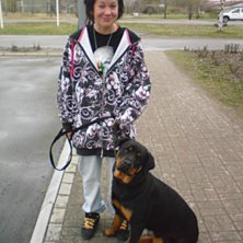 Maria k&ouml;r en fett clean wwtd [walk with the dog]. &Aring;kare: Marya.