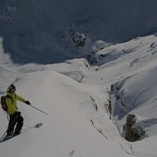 Her skal vi ned en fin renne nederst i Charvet.. Foto: Simen Sundt. &Aring;kare: Rune Nyheim.