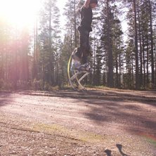 jag hoppar p&aring; mona POWERISER. Foto: mamma. &Aring;kare: jag.