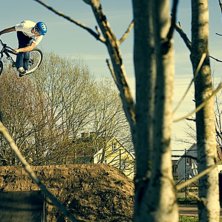 Linus Sj&ouml;holm p&aring; sin bakg&aring;rd i Sk&ouml;vde.

http. Foto: Karl Kurtti. &Aring;kare: Linus Sj&ouml;holm.