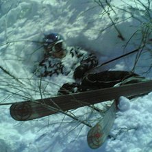 Efter en mindre lyckad backflip ut i pudersn&ouml;n.... Foto: Tobias Dyrlind. &Aring;kare: Richard Hannu.