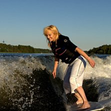 Wakesurf bakom b&aring;ten. Foto: Viktor Carlquist. &Aring;kare: Lotta Petz.