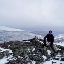 Sitter uppe p&aring; en av kn&ouml;larna och spanar in utsi. Foto: Arvid M&ouml;rn. &Aring;kare: Emelie Christenbrunn.