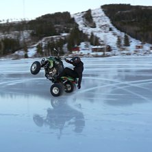 Enhandswheelie p&aring; isen med f&ouml;rra quaden. Foto: Elias Sch&ouml;n. &Aring;kare: Rasmus Havbring.