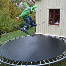 hoppar p&aring; stutsmattan,kul:d. Foto: rickard. &Aring;kare: jag.