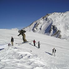 Nu kom skidorna p&aring; o b&ouml;rjar testa det lilla hopp. Foto: Tove. &Aring;kare: Christian smith.