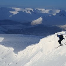 Audun kastar sig ut mot ett sk&ouml;nt &aring;k, till bakgr. Foto: Erik Brinkman. &Aring;kare: Audun H&aring;kon Klyve Gulbrandsen.
