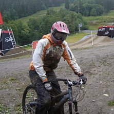 ...etter en frontside muddslide w/ faceplant...
. Foto: Dave. &Aring;kare: Angelika.