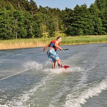 Denna &aring;kare &auml;r ganska ny p&aring; wakeboard och s&aring;le. Foto: Daniel Skilberg.