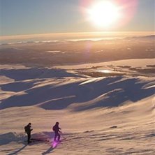 Av med stighudarna innan solen g&aring;r ner.... Foto: Jakob Mj&ouml;bring. &Aring;kare: Olof och Anders.