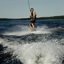 Man m&aring;ste ju underh&aring;lla sig p&aring; sommaren med. Foto: Nathalie. &Aring;kare: Jag.