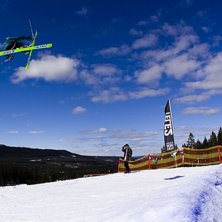 Douglas K&auml;llsbo som hoppar lite i kl&auml;ppens park . Foto: Robin Andersson. &Aring;kare: Douglas K&auml;llsbo.