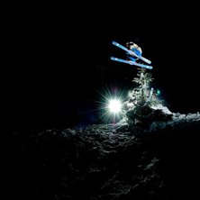 Merry Christmas! HOHO!

En 180 &ouml;ver en julgran . Foto: Gustav Wennerstr&ouml;m. &Aring;kare: Marcus Petersson.