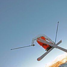 Fotografen ligger p&aring; hoppet och f&aring;ngar en skapli. Foto: Thomas Larsson. &Aring;kare: Andreas Landahl.