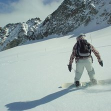 Dottern testar att &aring;ka utanf&ouml;r pisten f&ouml;r f&ouml;rs. Foto: Micke Gr&ouml;nlund. &Aring;kare: Tamara.