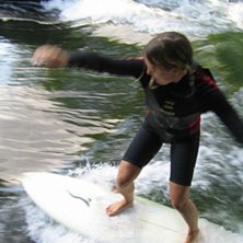 lite surf pa m&uuml;nchens konstgjorda vagor... hett t. Foto: david badalec. &Aring;kare: madelene nilsson.