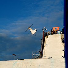 Jacob k&ouml;r n&aring;gon slags flip under uppv&auml;rmningen.. Foto: Simon Berggren. &Aring;kare: Jacob Wester.