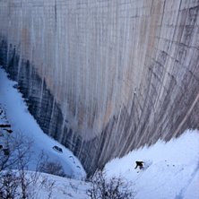 Dammen vid Lac de Moiry som var slutet p&aring; e kul �. Foto: Nordis. &Aring;kare: Ponta.