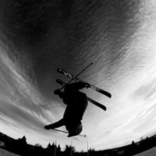 Ett hopp, en fotograf, en &aring;kare, en himmel.... Foto: Johan Marklund. &Aring;kare: Max Hemmigsson.