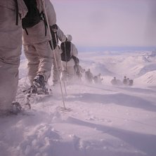 p&aring; v&auml;g ner fr&aring;n kebb en solig s&ouml;ndag i april. . Foto: victor berglind. &Aring;kare: j&auml;gare.