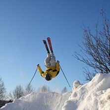byggde ett hopp hemma p&aring; skogs med lastmaskiken o. Foto: andreas. &Aring;kare: jag.