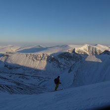 Sk&aacute;rttoaivi i kv&auml;llsljus s&ouml;derut. Foto: tryggve tir&eacute;n.