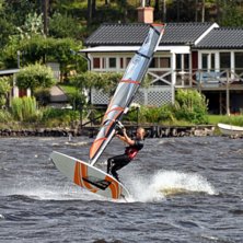 Vindsurfing &auml;r ett bra komplement till skid&aring;knin. Foto: Mario L&ouml;nnquist. &Aring;kare: Tomas Ek.