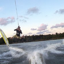 Surfing bakom b&aring;ten ... lite sv&aring;rt att hoppa n&auml;. Foto: Patrik Lindvall. &Aring;kare: JOakim Johansson.