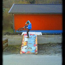 Foot Plant on graffiti plank ... . Foto: Bj&ouml;rn Kling. &Aring;kare: Mikael H&auml;ll.