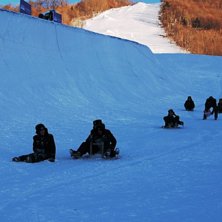 Foto: Jan Stala. &Aring;kare: Kinesiska soldater &aring;ker half pipe..