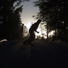 Longboard vid stamsj&ouml;n. Foto: Gustav Askengren. &Aring;kare: Erik Jonson.