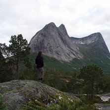 Pudde tittar in lederna vi ska kl&auml;ttra p&aring; Eideti. Foto: Christer Bjuhr. &Aring;kare: Pudde Hansson.