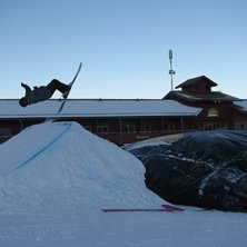 En lite mer kontrollerad backflip... Foto: Anders Wassberg. &Aring;kare: Henric Wassberg.