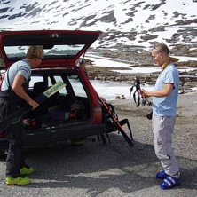F&ouml;rbereder toppturen.. Foto: Sofi Johansson. &Aring;kare: Johan Karlsson - Andreas P&auml;rsson.