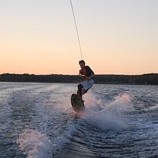 &Aring;kare: Jonatan Rennemark.