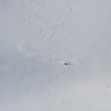 Heliski i Borgafj&auml;ll, med sol &aring; puder p&aring; just d. Foto: Michael Gustafsson. &Aring;kare: Ok&auml;nd.