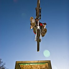 Liggandes med jord in under tr&ouml;jan &amp;amp; med . Foto: Christian &Aring;kesson. &Aring;kare: Teo Gustavson.