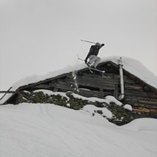 Filip droppar stugtaket.. Foto: Christoffer Engstr&ouml;m. &Aring;kare: Filip Giselsson.