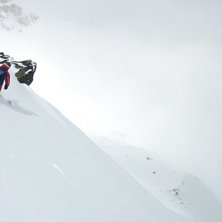 Flyt med sn&ouml;fall s&aring;h&auml;r sent p&aring; s&auml;songen, och . Foto: Jens Karlsson. &Aring;kare: Johan Malmberg.