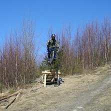 Hoppa p&aring; en solig s&ouml;ndag :P. Foto: Jakki. &Aring;kare: Jag.