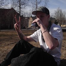 P&aring; v&auml;g p&aring; fest =). Foto: MadMike. &Aring;kare: Mee.