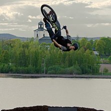 Hopptr&auml;ning i barken. Alexander g&ouml;r en barrel. Foto: Kenneth Einars. &Aring;kare: Alexander B&auml;ckvall.