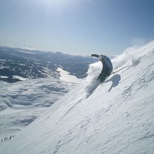 Jonas l&auml;gger sk&ouml;na pudersv&auml;ngar med Skidlararli. Foto: Andreas K Dahl. &Aring;kare: Jonas Persson.