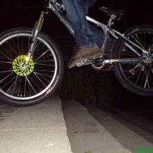 Hehe pr&ouml;vade att g&ouml;ra en ollie upp f&ouml;r trappan . Foto: Jonas Hallstr&ouml;m. &Aring;kare: Jonathan Lennartsson.