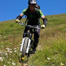 Mountainbike g&ouml;r dig glad.

www.powderanddust.c. Foto: arska saarim&auml;ki. &Aring;kare: sunken sr.