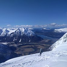 Nedf&ouml;rs&aring;kningen l&auml;ngs ryggen bjuder p&aring; skaplig.