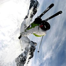 handplant p&aring; homemade spine. Foto: Fredrik Lidell. &Aring;kare: Gustaf Lindtr&ouml;m.