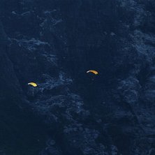 Tv&aring; base hoppare p&aring; v&auml;g in f&ouml;r landning. Det v. Foto: Patrik Nyr&eacute;n.